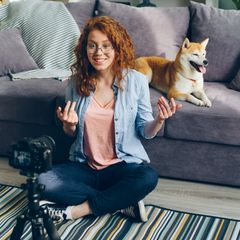 瓜友毛毛的头像:抱着猫咪做直播的博主