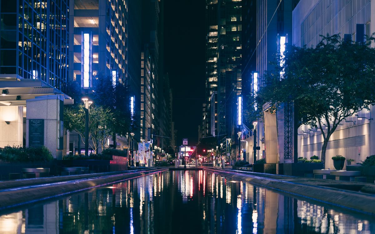 夜晚霓虹灯下的城市街巷,社会网红事件栏目短片封面